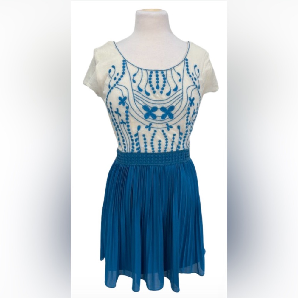 Size M Miami Embroidered Scoop Neck Dress